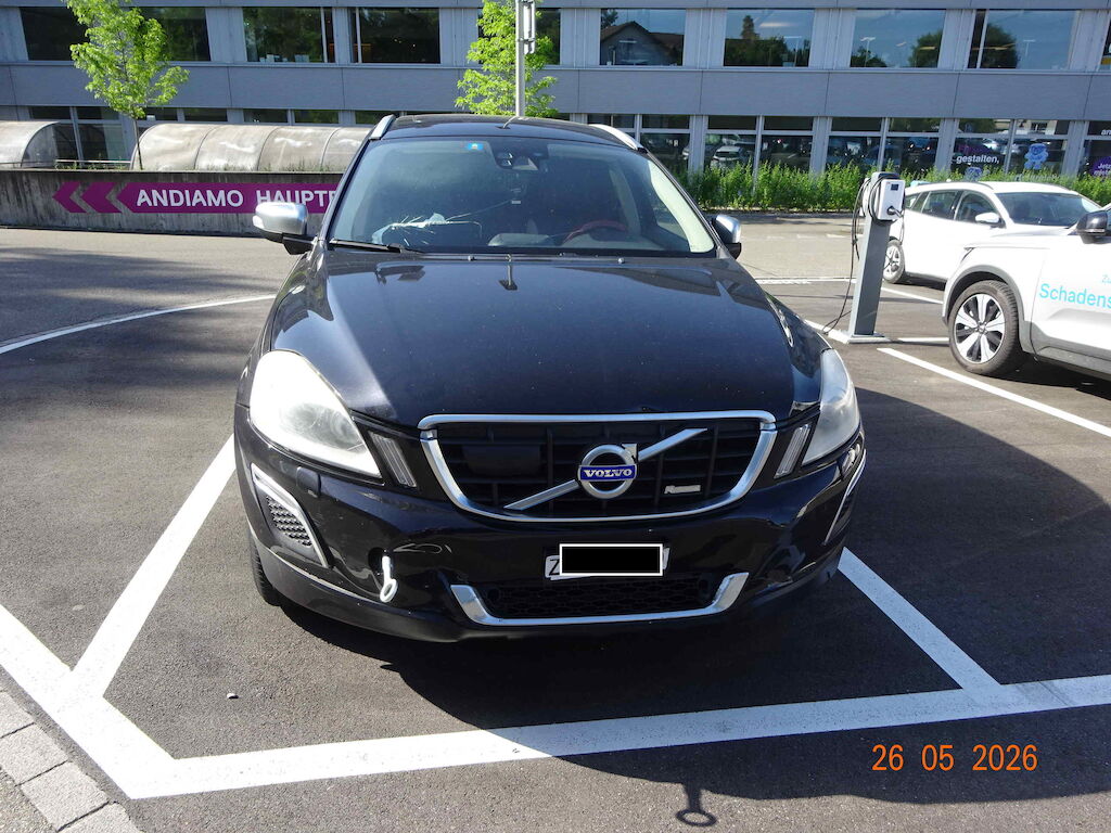 VOLVO XC60 2.4D AWD Momentum Geartronic-image-1