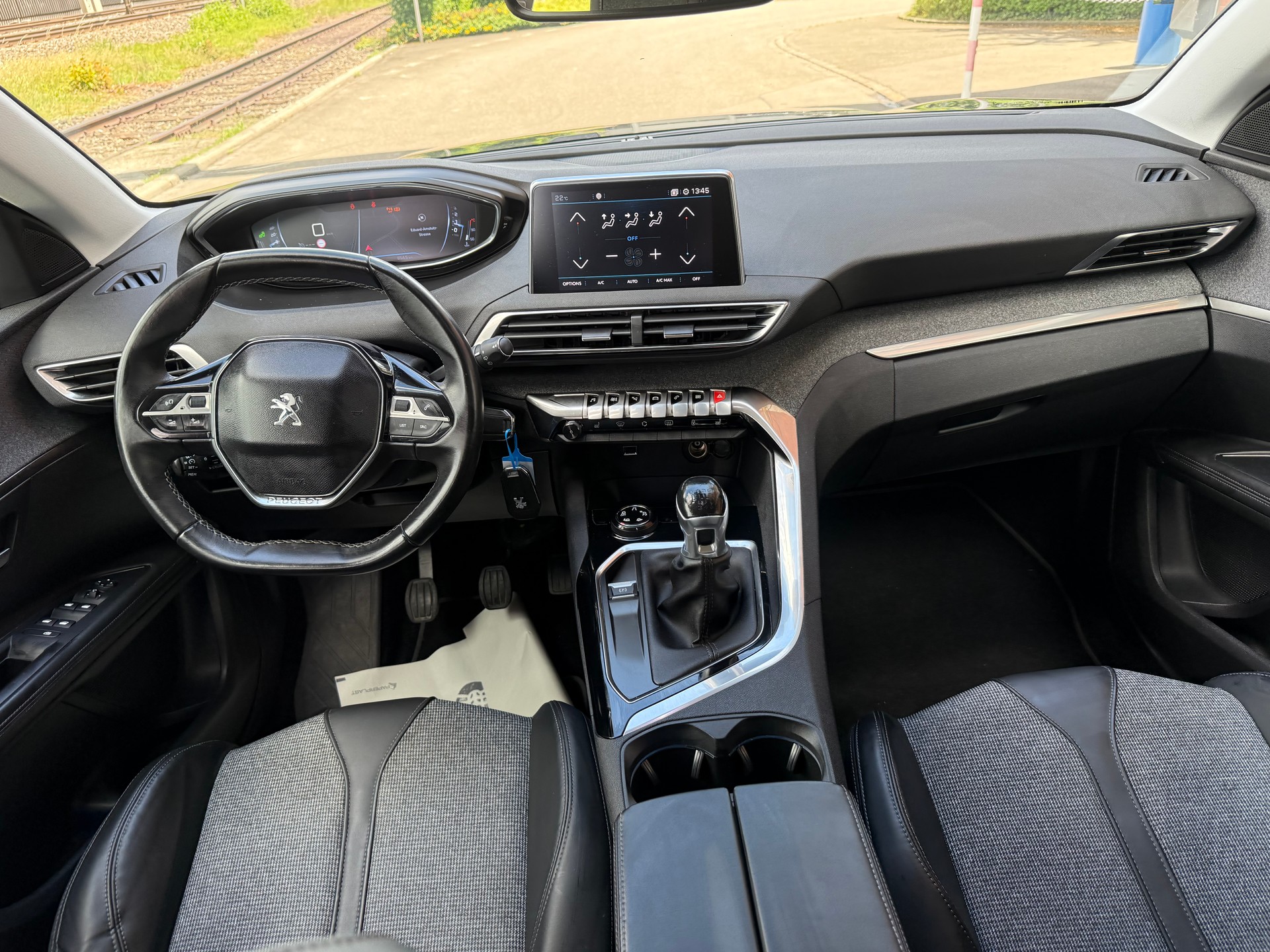 PEUGEOT 5008 1.2 Pure Tech Active-image-8