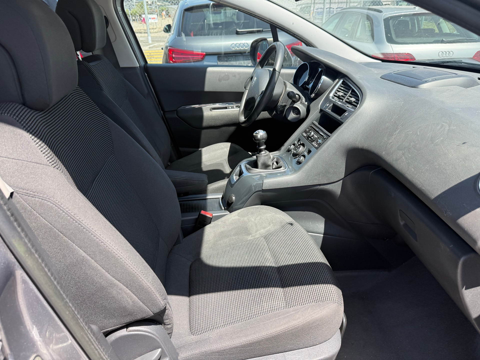 PEUGEOT 5008 1.6 16V T Allure-image-9