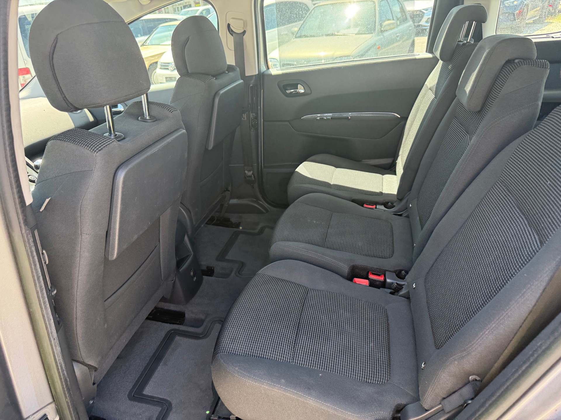 PEUGEOT 5008 1.6 16V T Allure-image-7