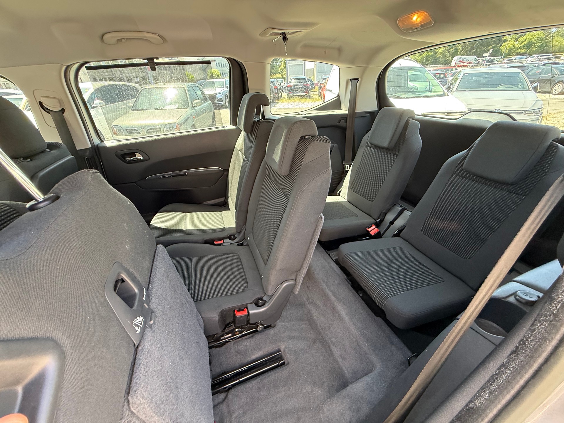 PEUGEOT 5008 1.6 16V T Allure-image-6