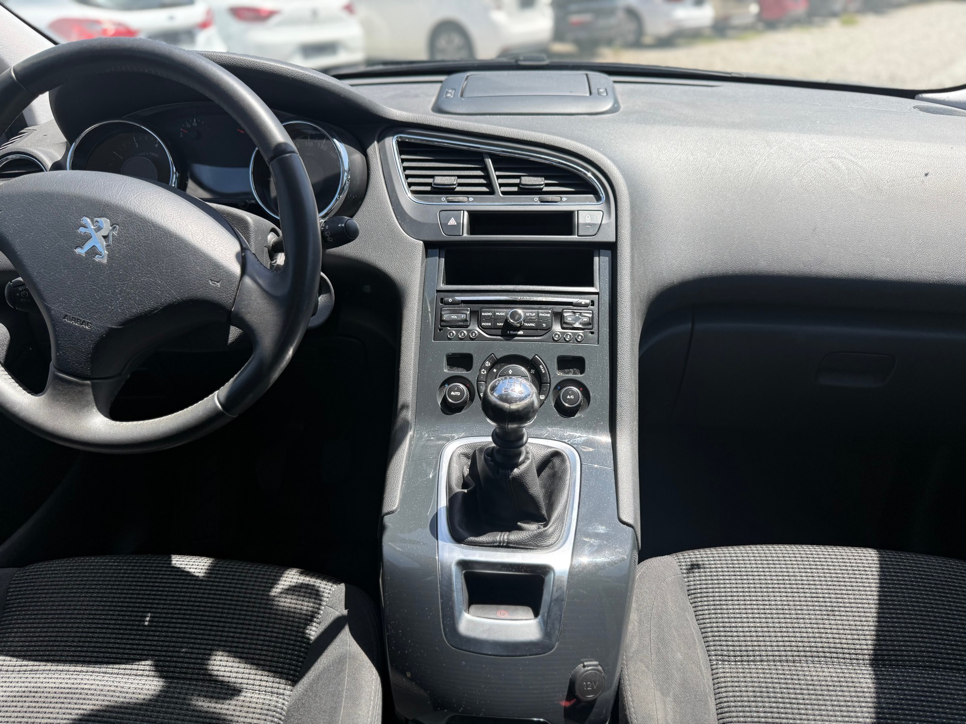 PEUGEOT 5008 1.6 16V T Allure-image-11