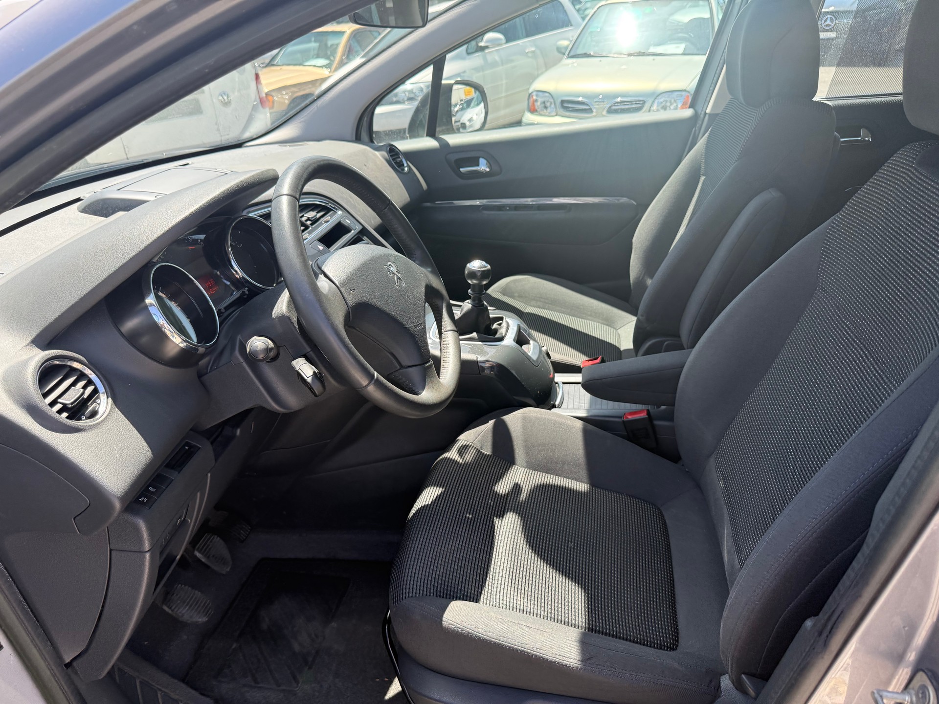 PEUGEOT 5008 1.6 16V T Allure-image-8