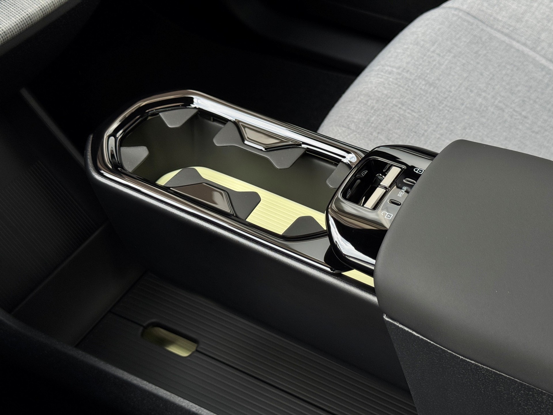 VOLVO EX30 E60 Twin Ultra Performance AWD-image-17