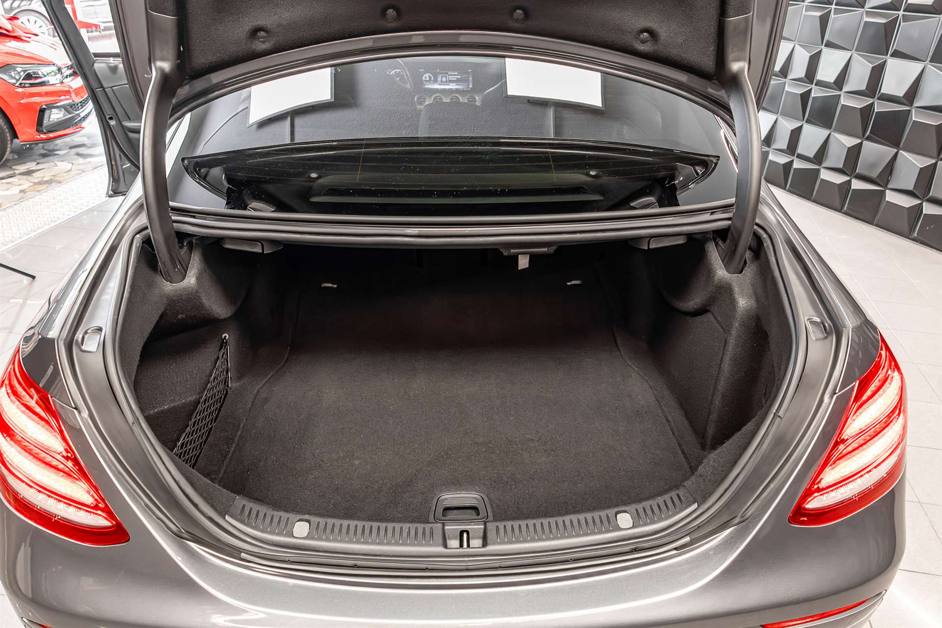 MERCEDES-BENZ E 200 Avantgarde 4Matic 9G-Tronic-image-23