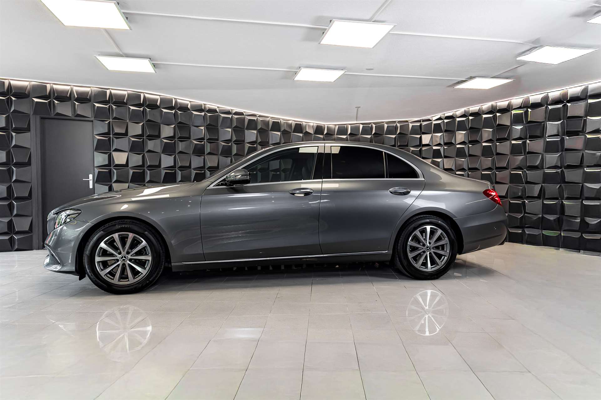 MERCEDES-BENZ E 200 Avantgarde 4Matic 9G-Tronic-image-1