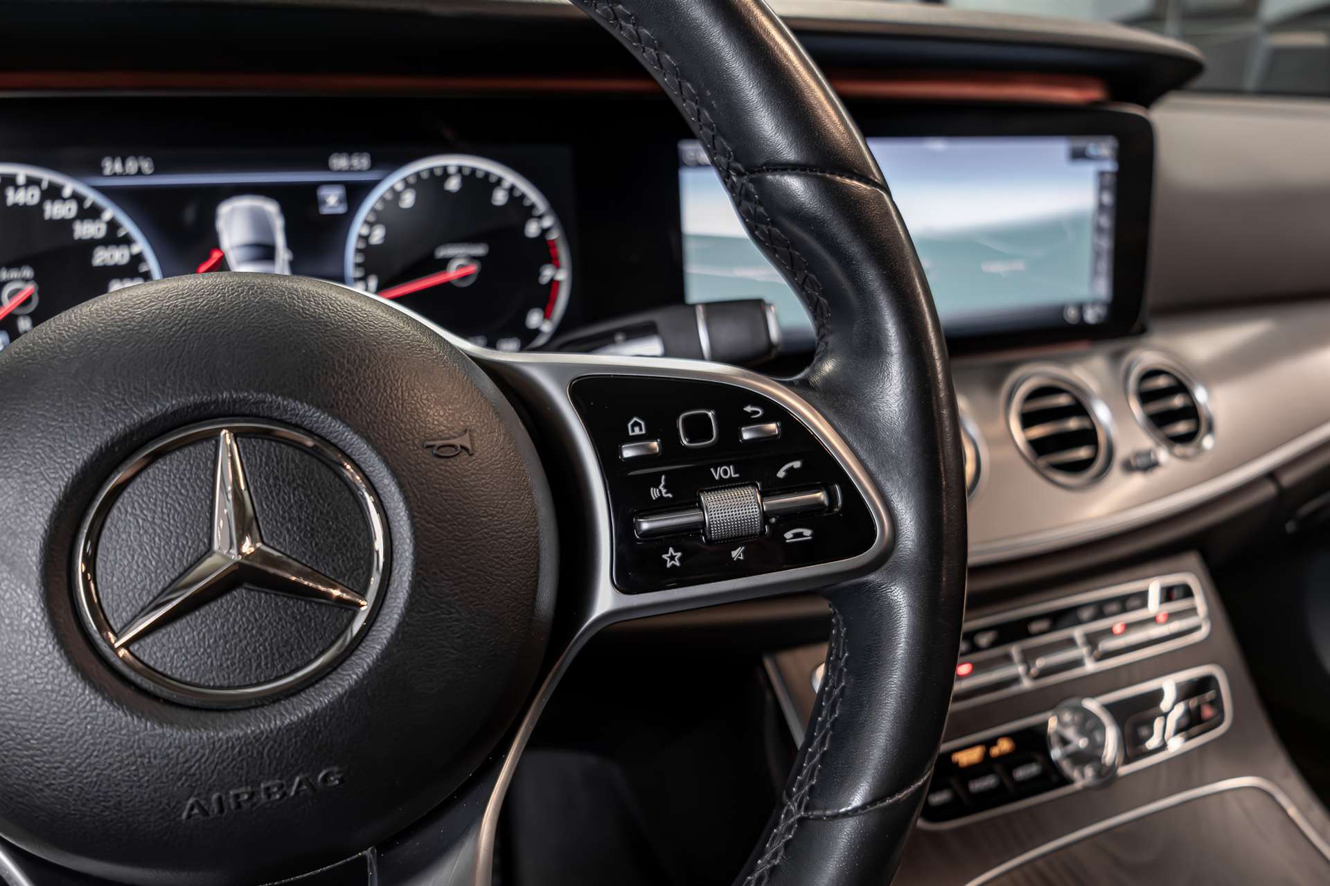 MERCEDES-BENZ E 200 Avantgarde 4Matic 9G-Tronic-image-8