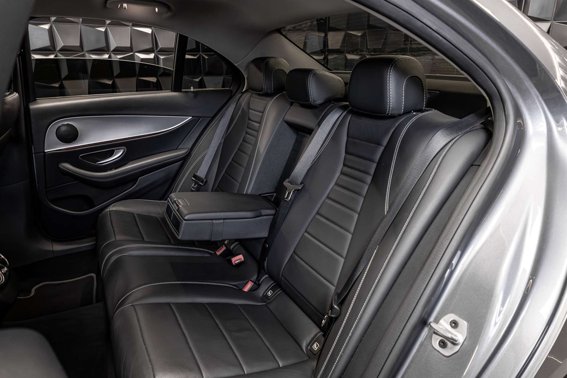 MERCEDES-BENZ E 200 Avantgarde 4Matic 9G-Tronic-image-22