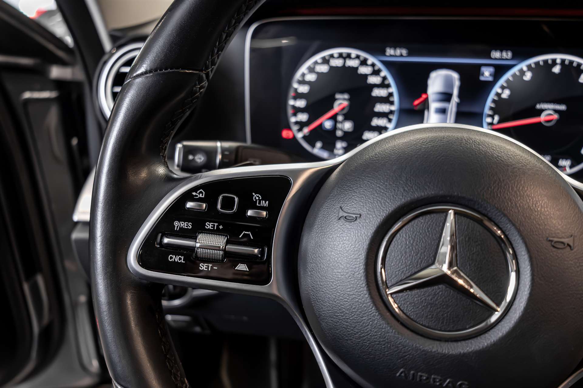 MERCEDES-BENZ E 200 Avantgarde 4Matic 9G-Tronic-image-7