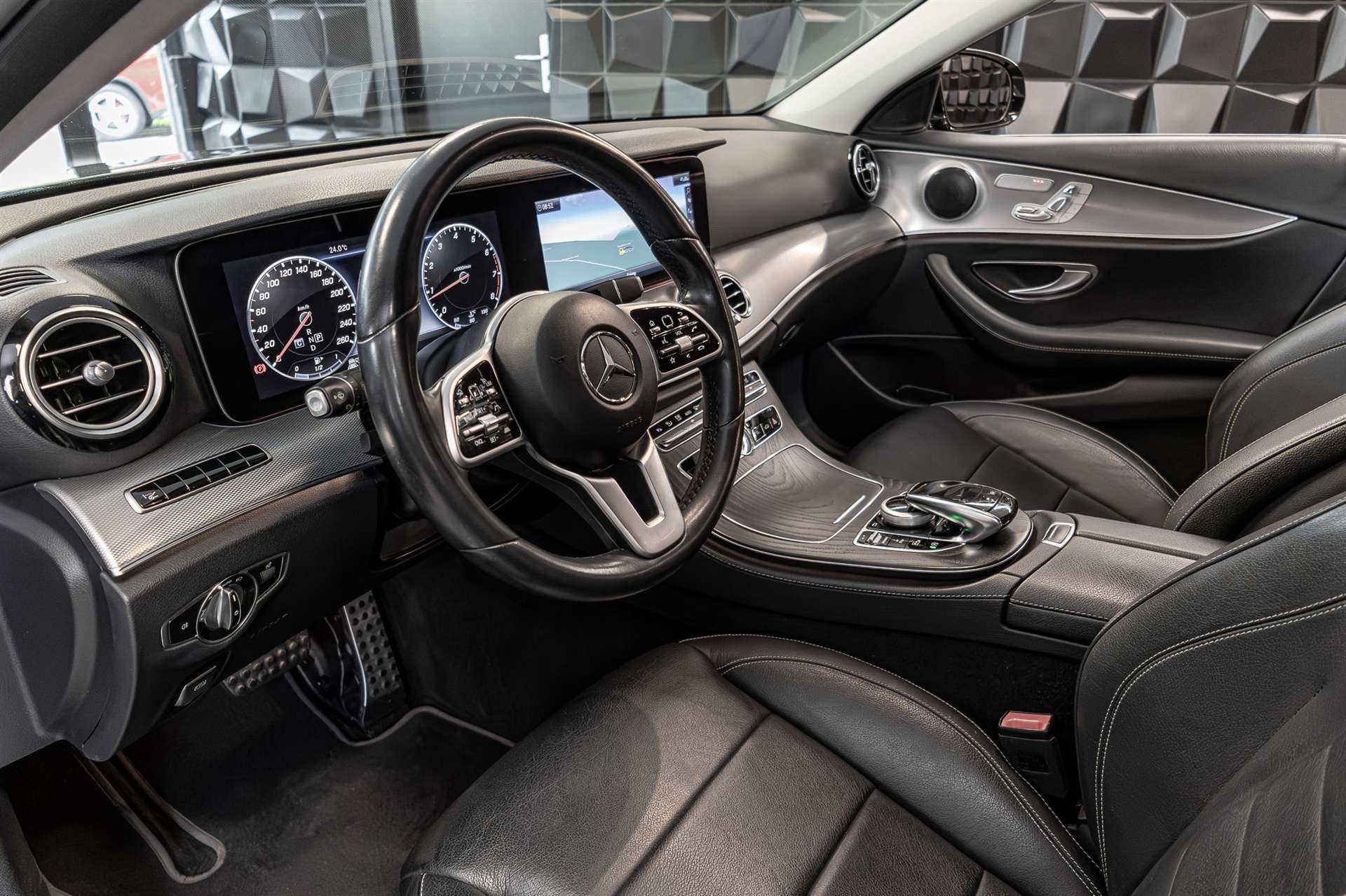 MERCEDES-BENZ E 200 Avantgarde 4Matic 9G-Tronic-image-12