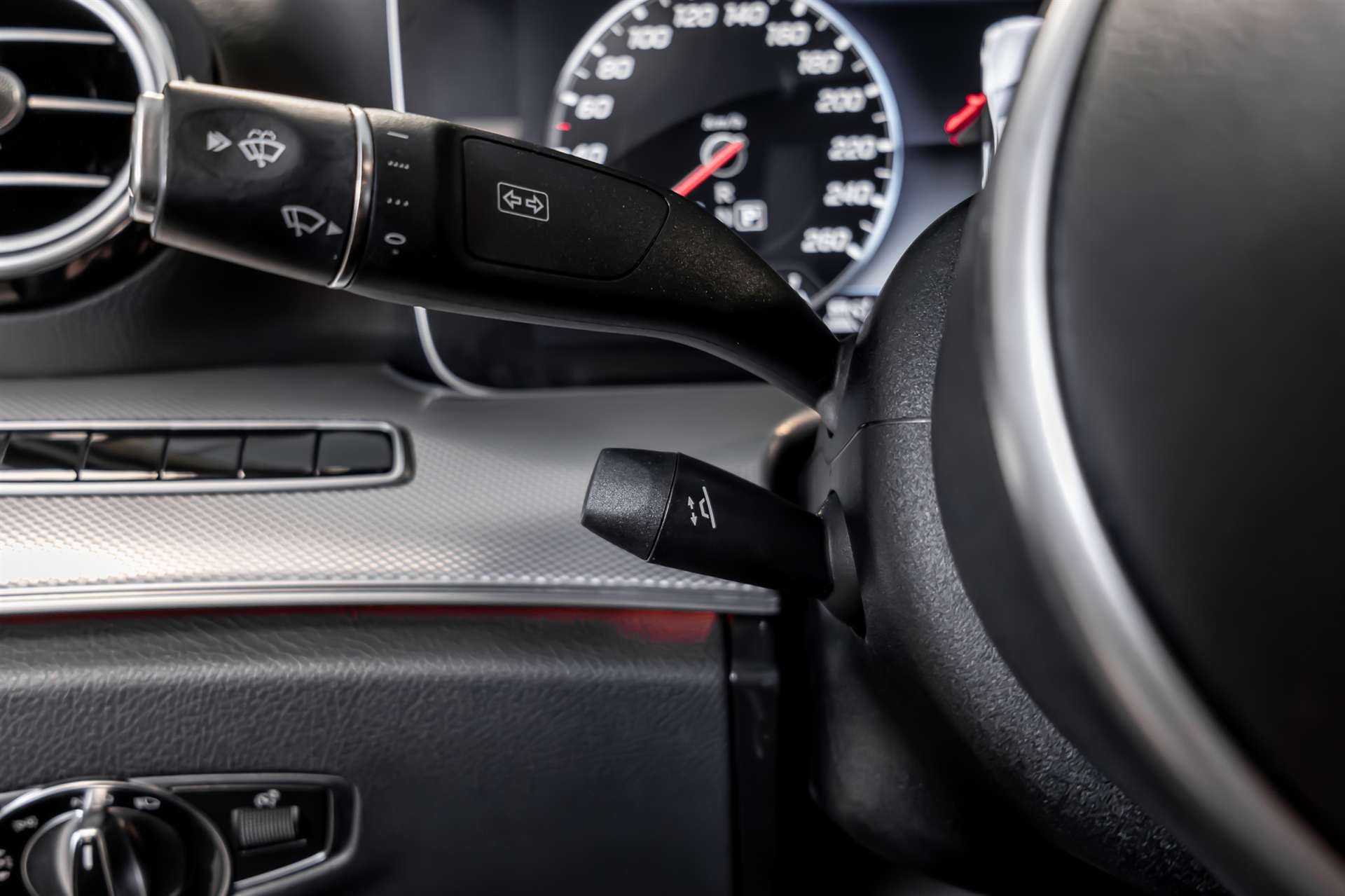 MERCEDES-BENZ E 200 Avantgarde 4Matic 9G-Tronic-image-9
