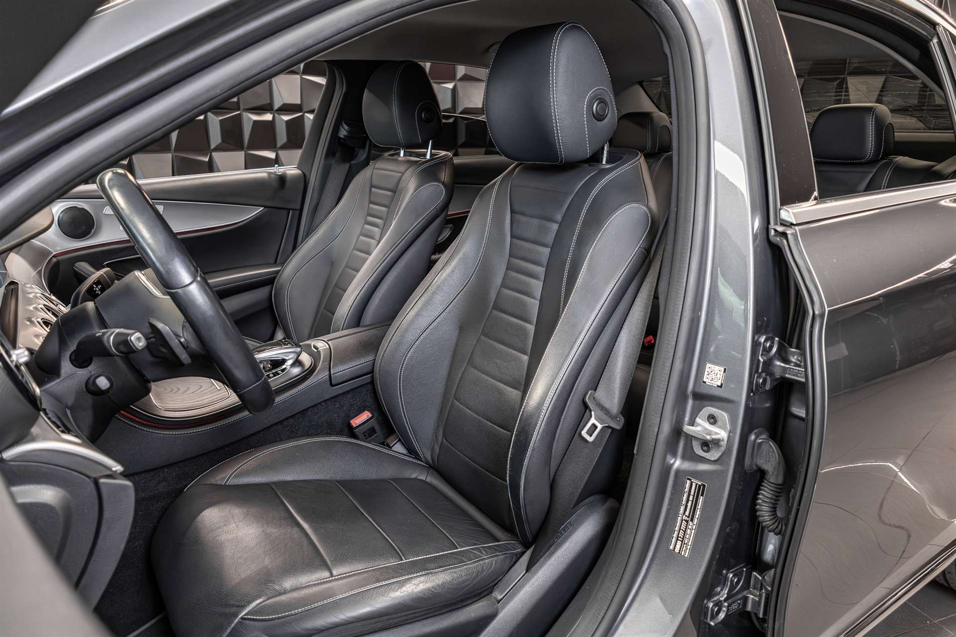 MERCEDES-BENZ E 200 Avantgarde 4Matic 9G-Tronic-image-13