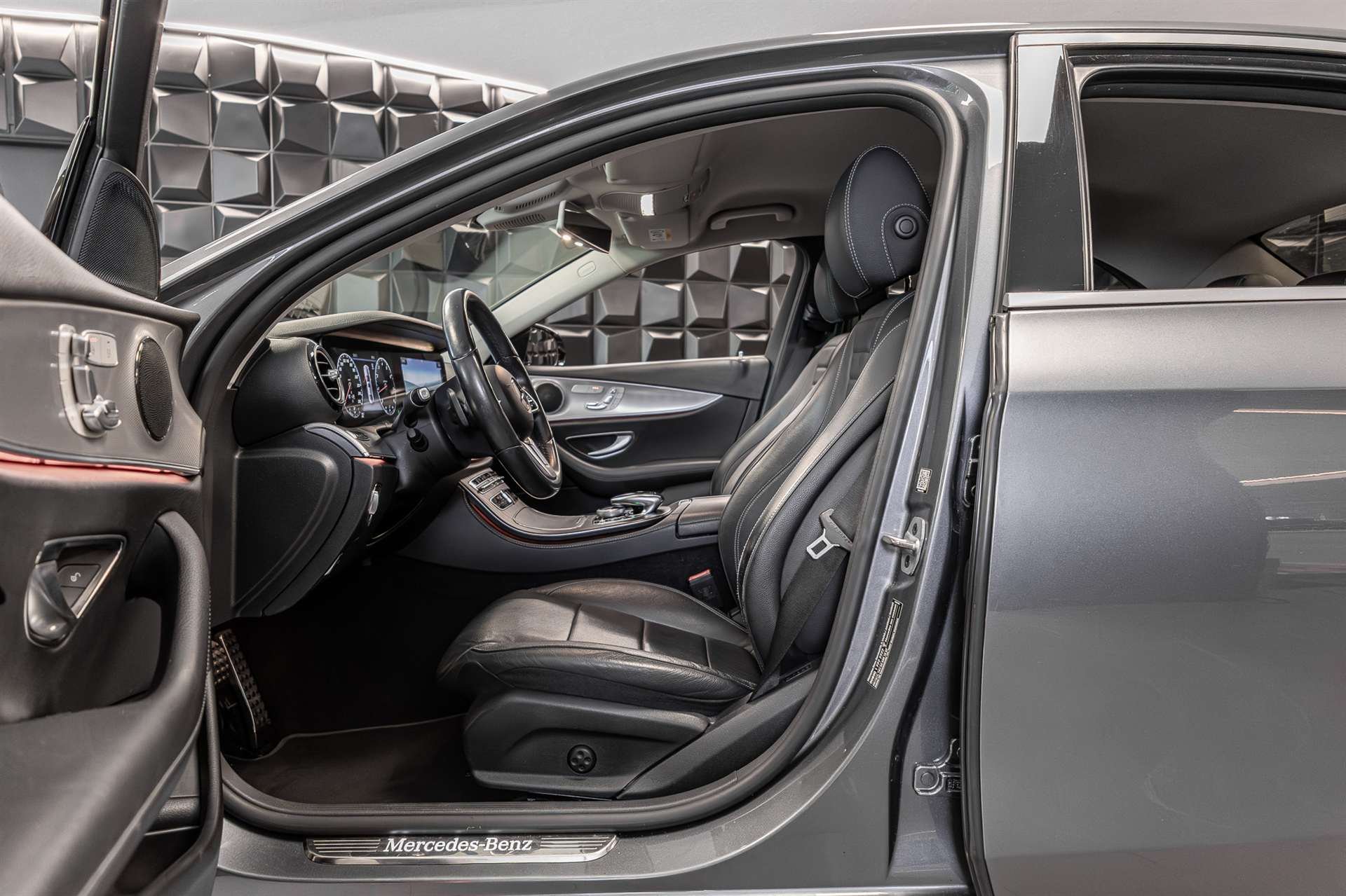 MERCEDES-BENZ E 200 Avantgarde 4Matic 9G-Tronic-image-10