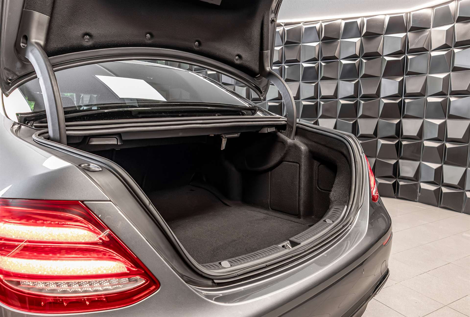MERCEDES-BENZ E 200 Avantgarde 4Matic 9G-Tronic-image-24