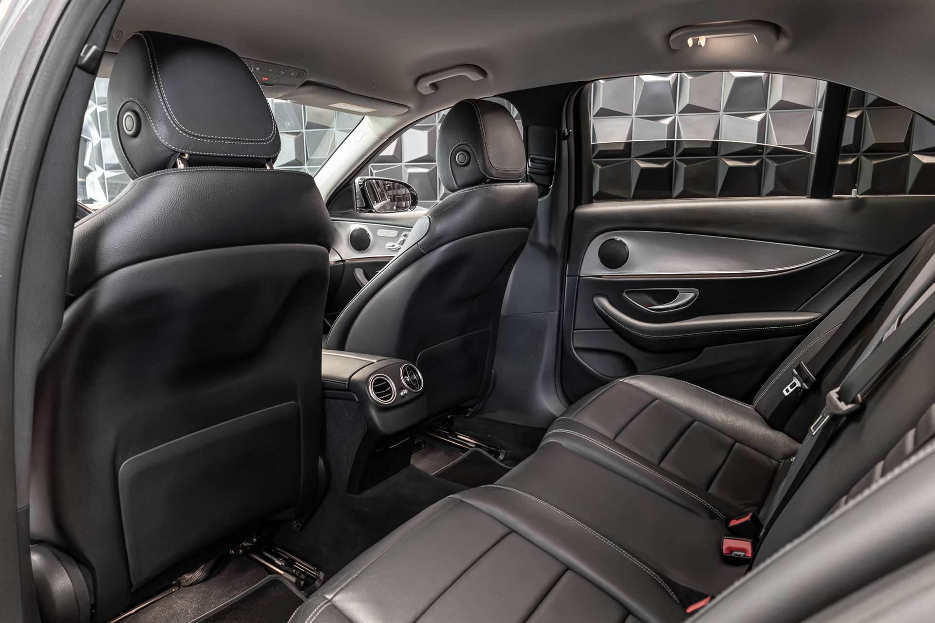 MERCEDES-BENZ E 200 Avantgarde 4Matic 9G-Tronic-image-21