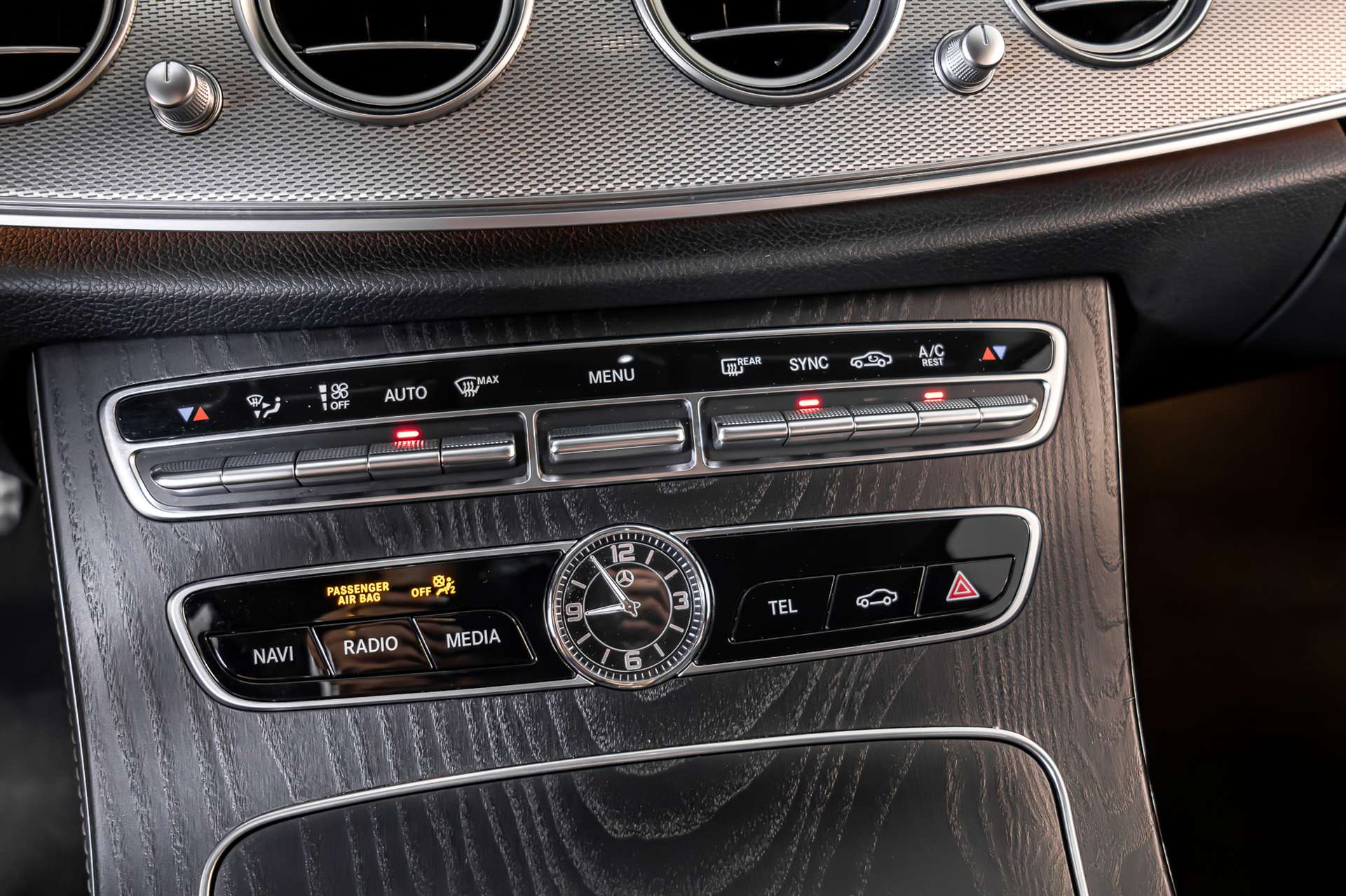 MERCEDES-BENZ E 200 Avantgarde 4Matic 9G-Tronic-image-17