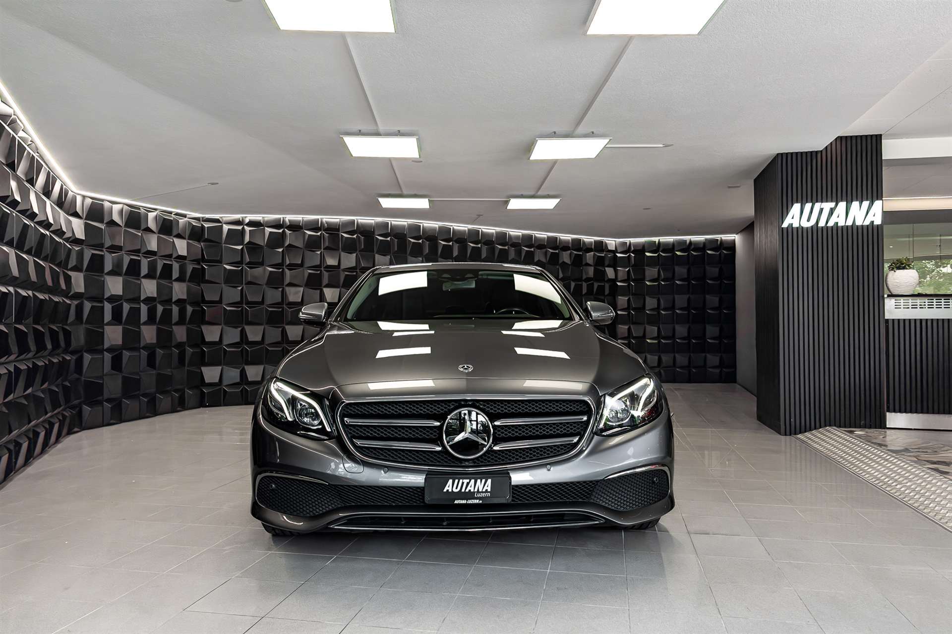 MERCEDES-BENZ E 200 Avantgarde 4Matic 9G-Tronic-image-3