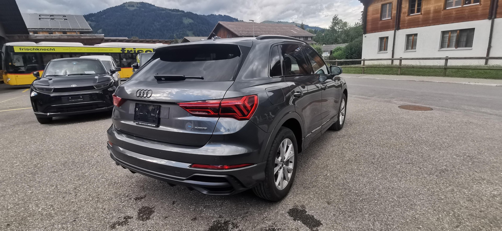 AUDI Q3 2.0 40 TDI S line quattro S-Tronic-image-2