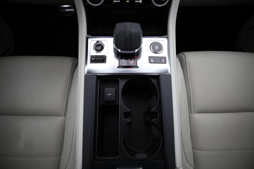 JAGUAR F-Pace 2.0 D I4 200 R-Dynamic SE AWD-image-9