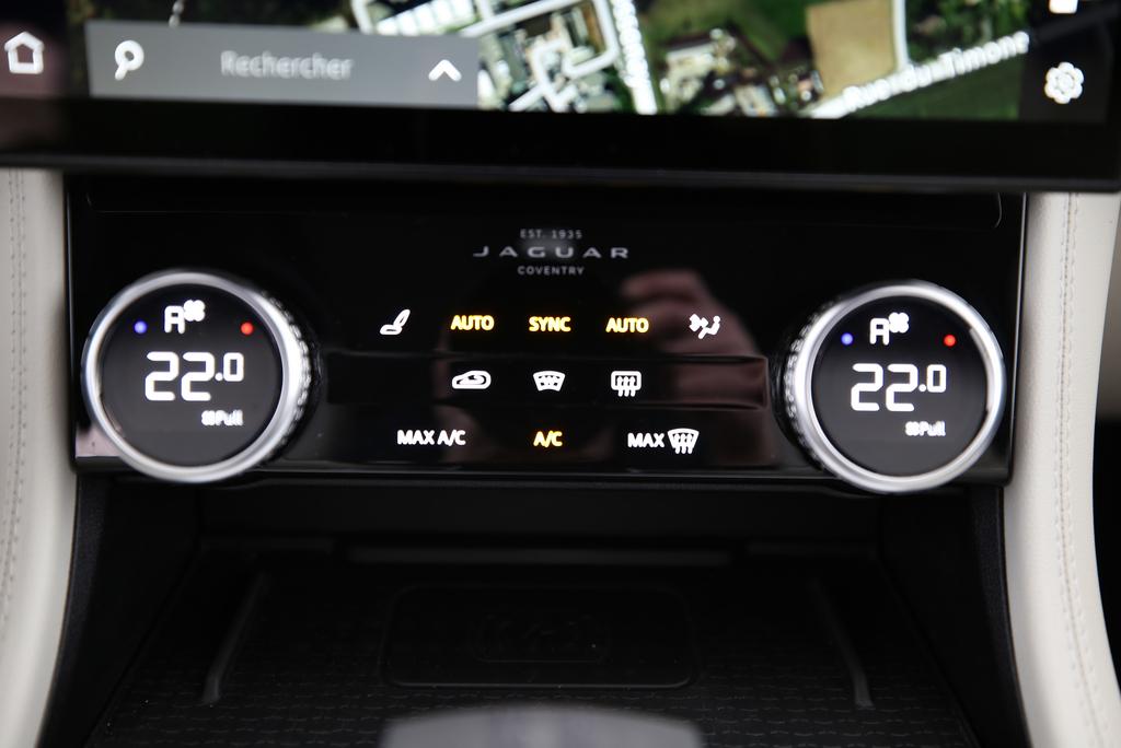 JAGUAR F-Pace 2.0 D I4 200 R-Dynamic SE AWD-image-8