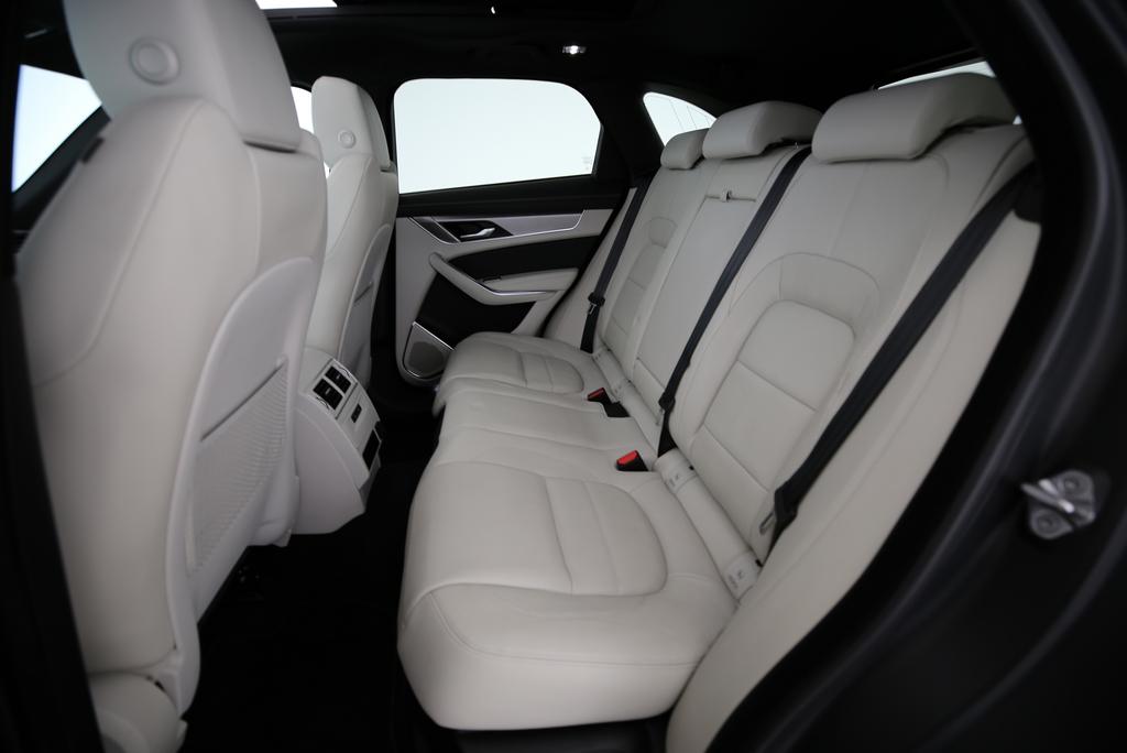 JAGUAR F-Pace 2.0 D I4 200 R-Dynamic SE AWD-image-13