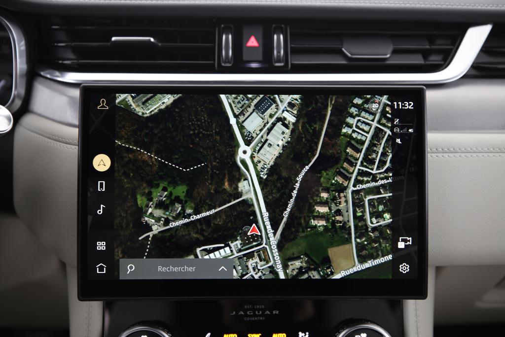 JAGUAR F-Pace 2.0 D I4 200 R-Dynamic SE AWD-image-6
