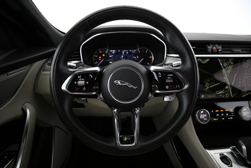 JAGUAR F-Pace 2.0 D I4 200 R-Dynamic SE AWD-image-5