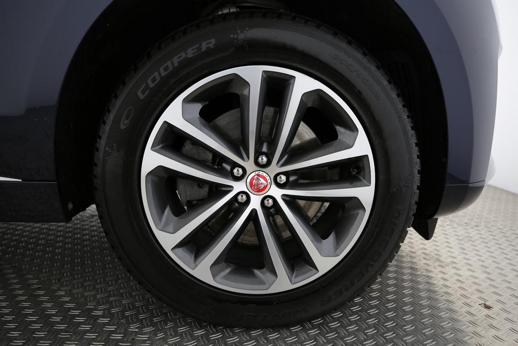 JAGUAR F-Pace 2.0 D I4 200 R-Dynamic SE AWD-image-15
