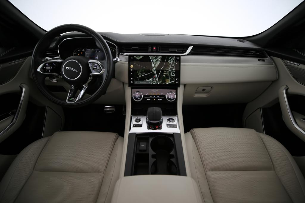 JAGUAR F-Pace 2.0 D I4 200 R-Dynamic SE AWD-image-4