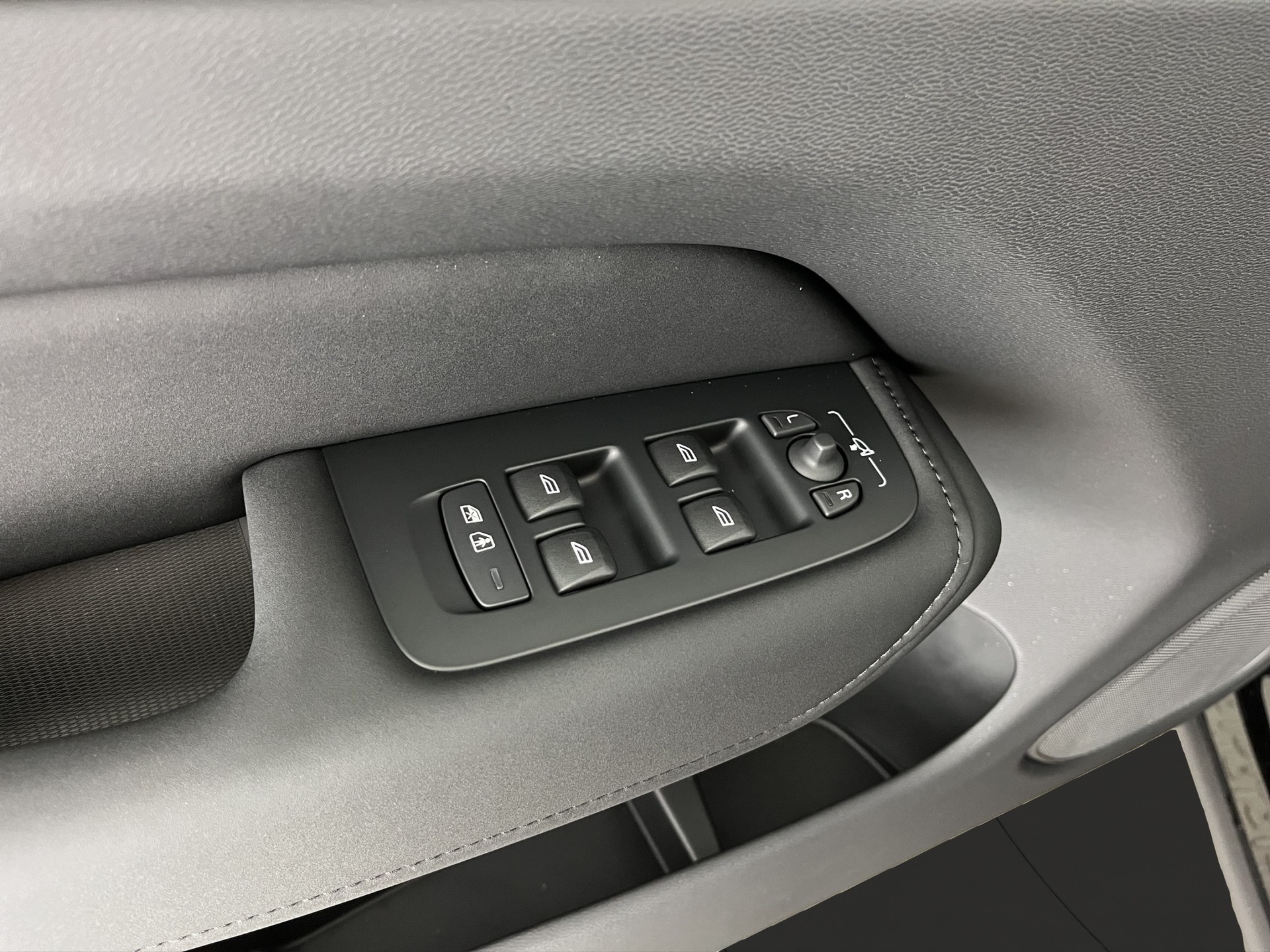 VOLVO XC60 2.0 T8 TE Black Edition eAWD-image-10