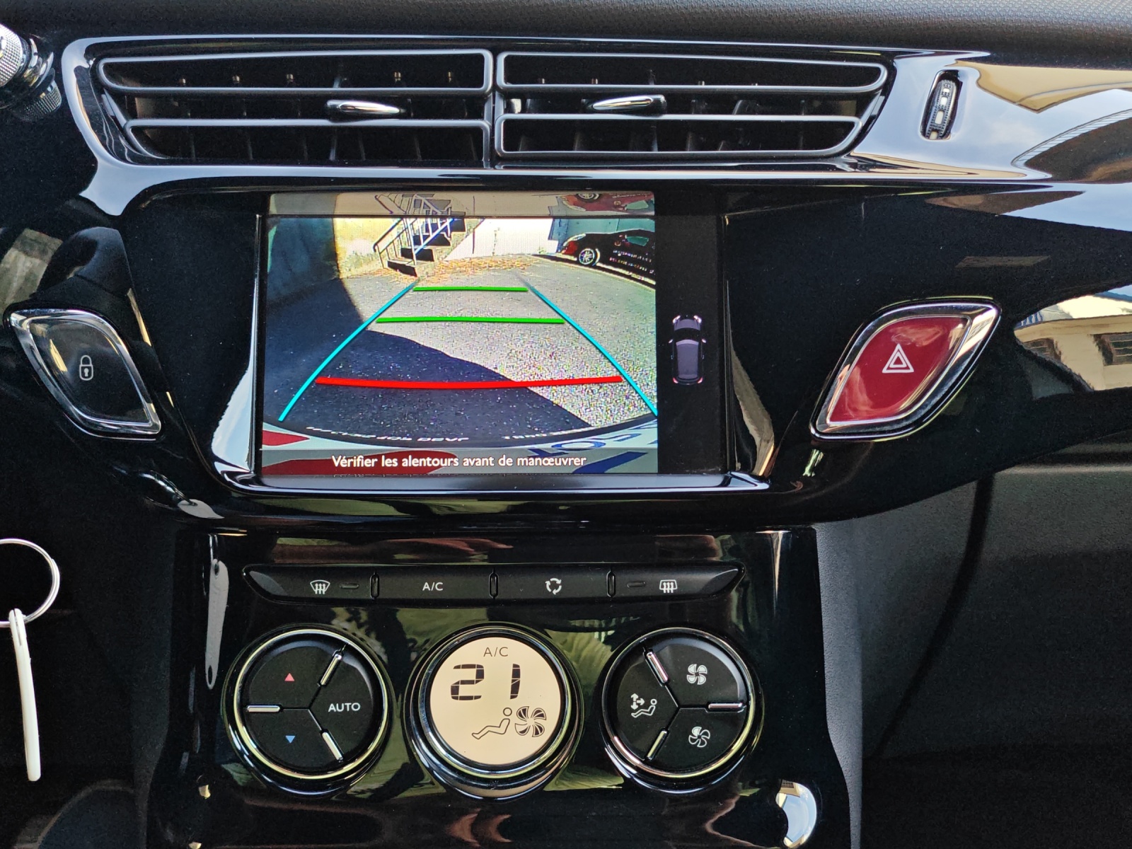 DS AUTOMOBILES DS 3 1.2 PureTech SO Chic EAT [Expertise du jour + Garantie 12 mois + Service & Immat. Offerts]-image-17