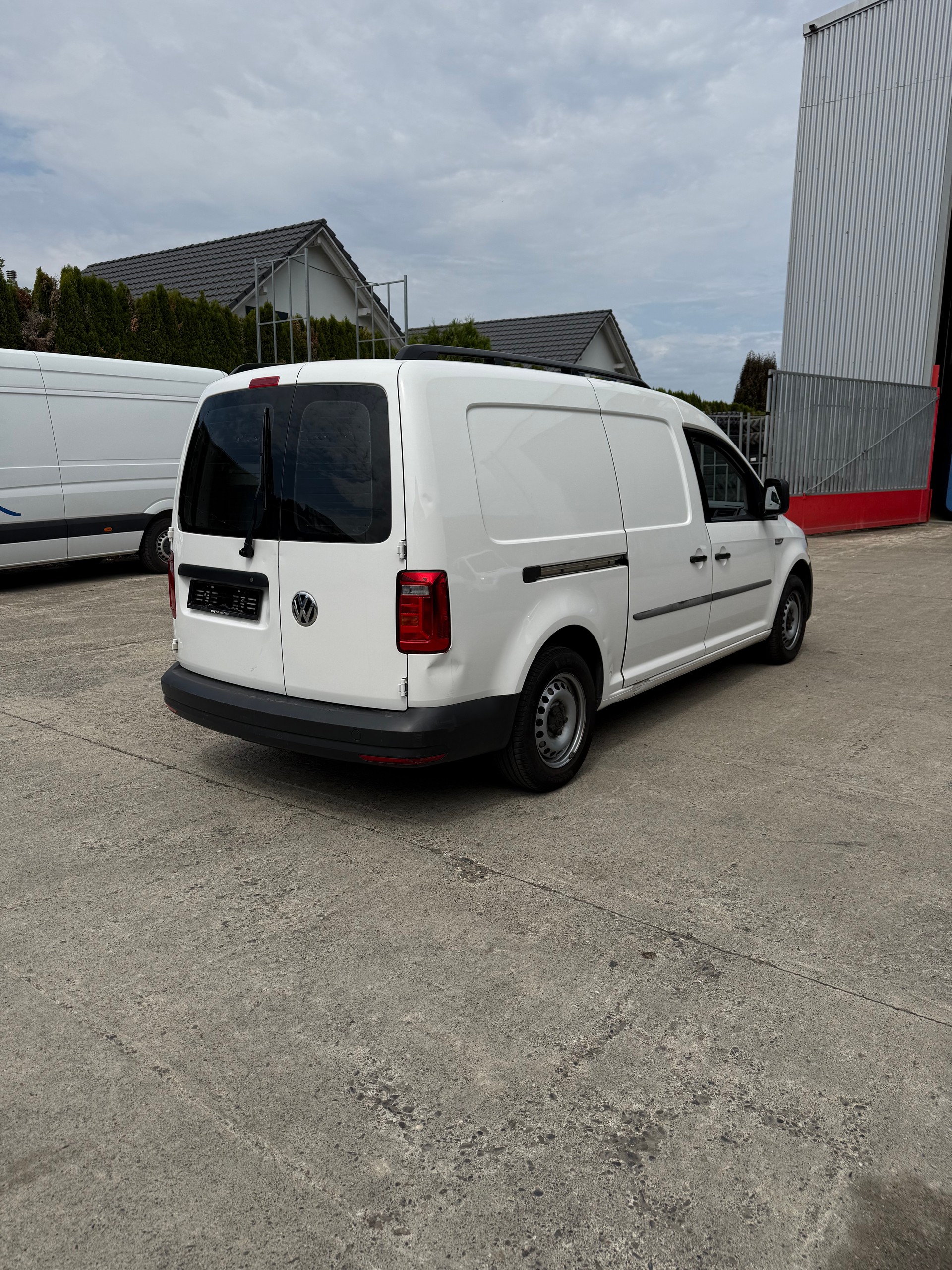 VW Caddy Maxi 2.0TDI BlueMotion Technology-image-4