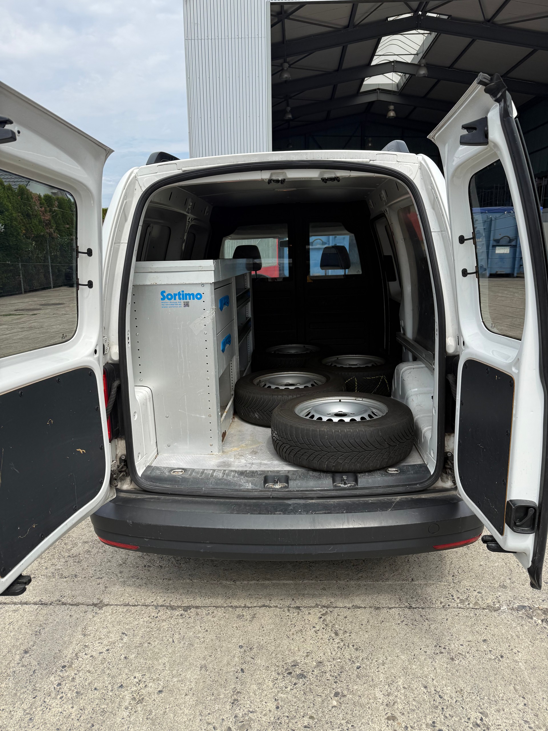 VW Caddy Maxi 2.0TDI BlueMotion Technology-image-8