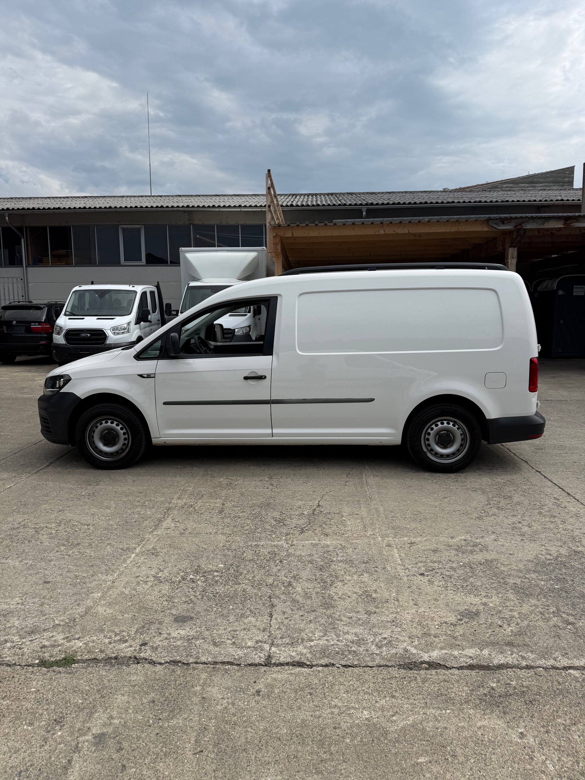 VW Caddy Maxi 2.0TDI BlueMotion Technology-image-2
