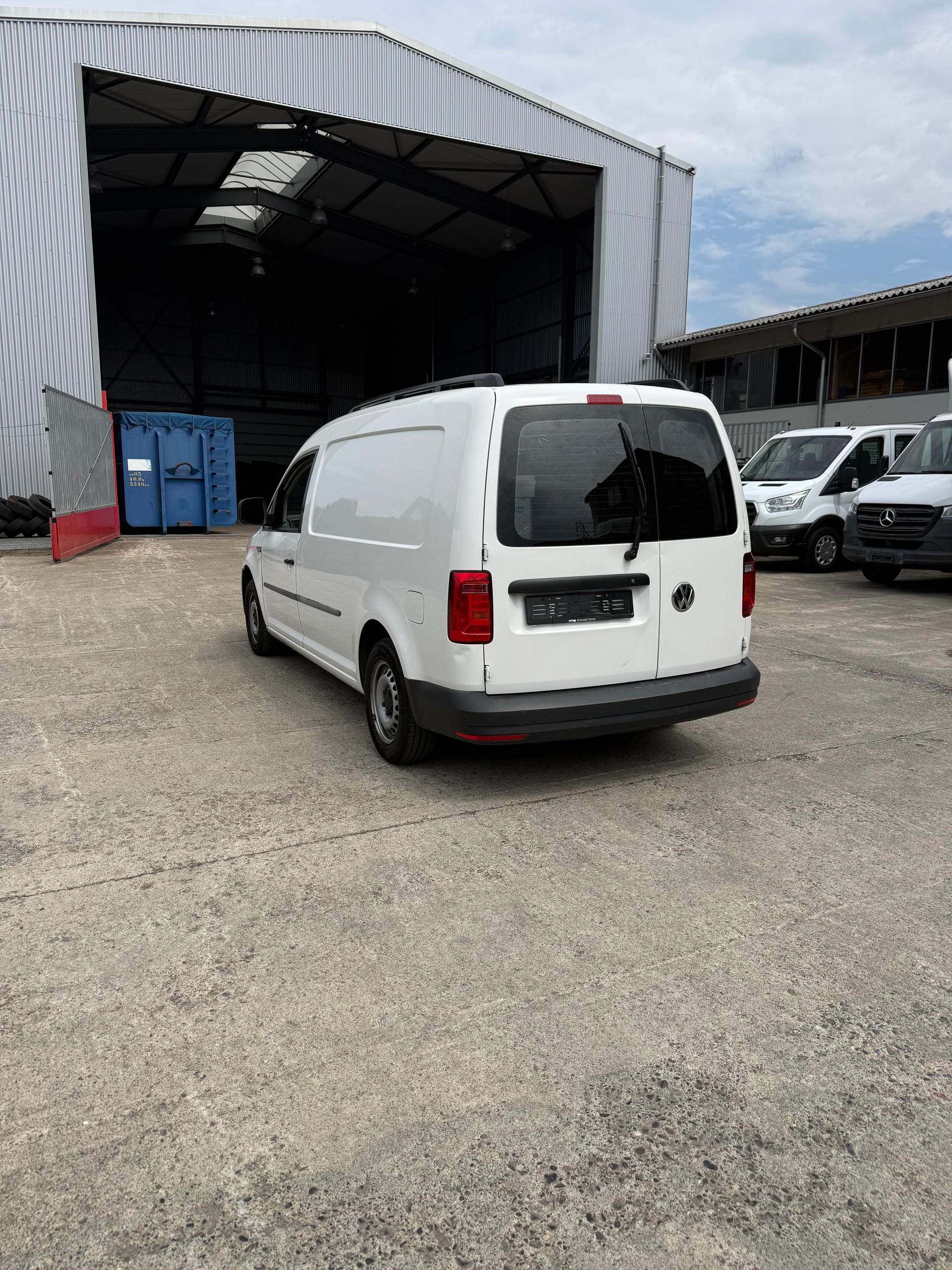 VW Caddy Maxi 2.0TDI BlueMotion Technology-image-3