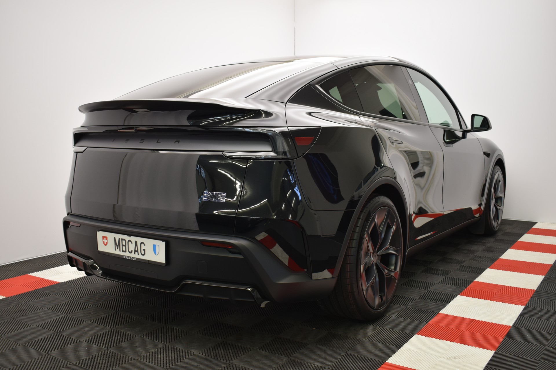 TESLA Model Y Performance AWD 626PS, Neuwagen, CH Typenschein "diamond black"-image-9