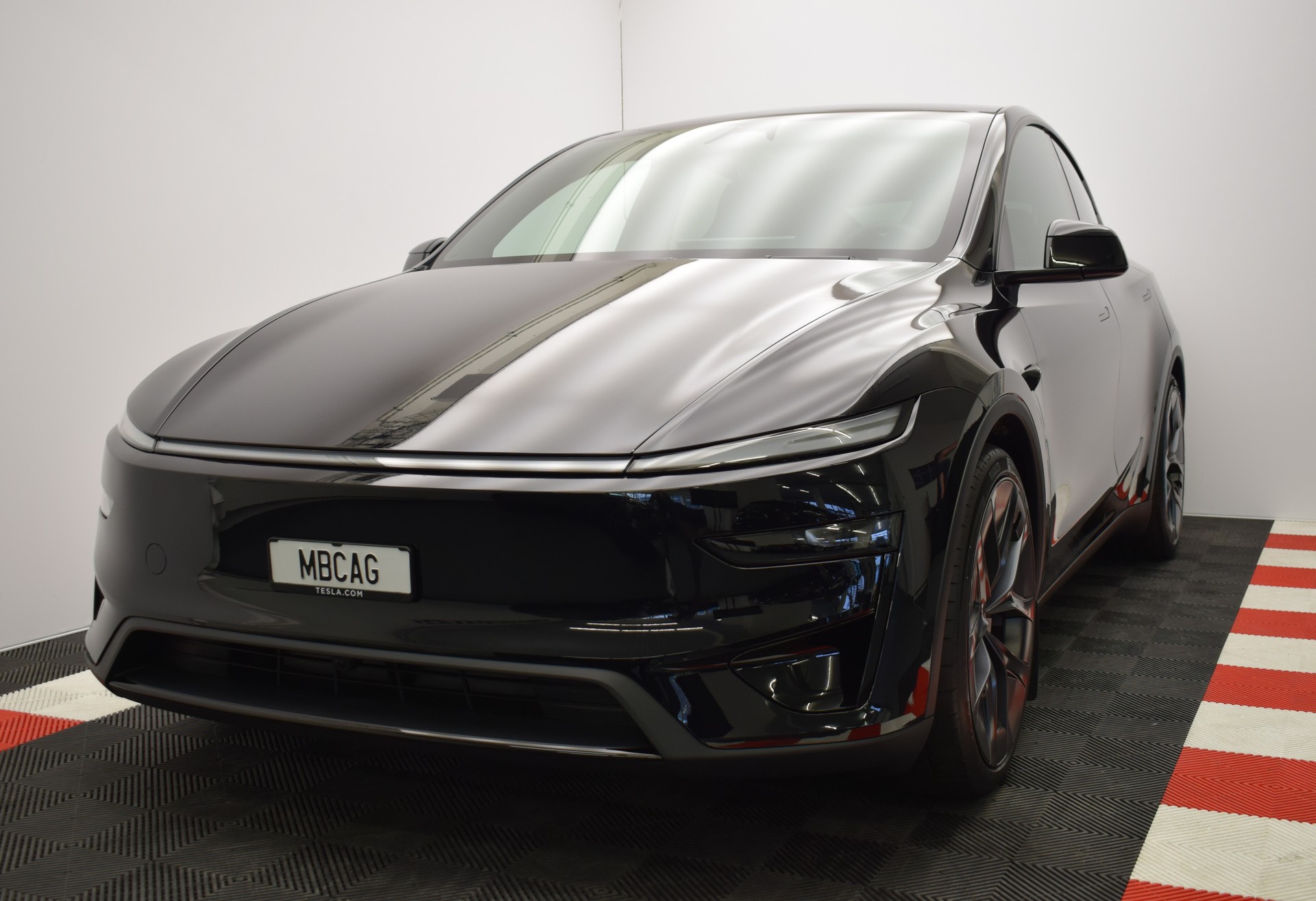 TESLA Model Y Performance AWD 626PS, Neuwagen, CH Typenschein "diamond black"-image-5