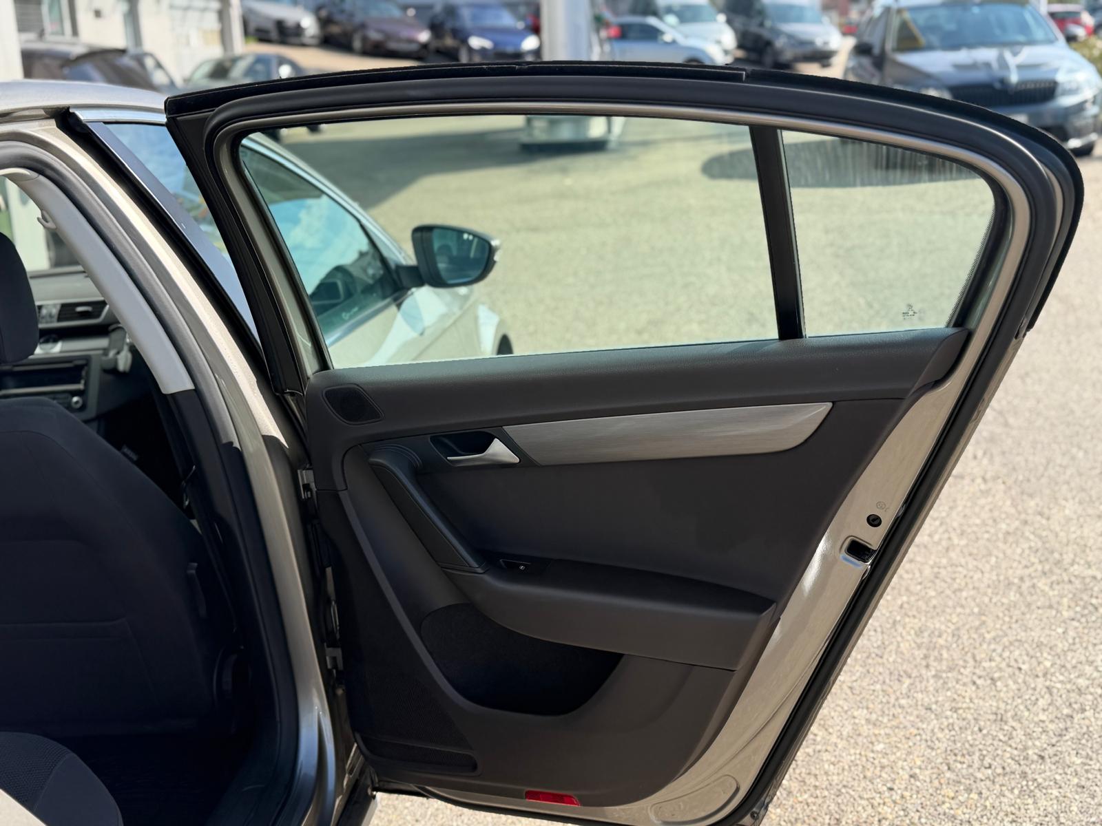 VW Passat 2.0 TDI BlueMotion Technology Comfortline-image-14