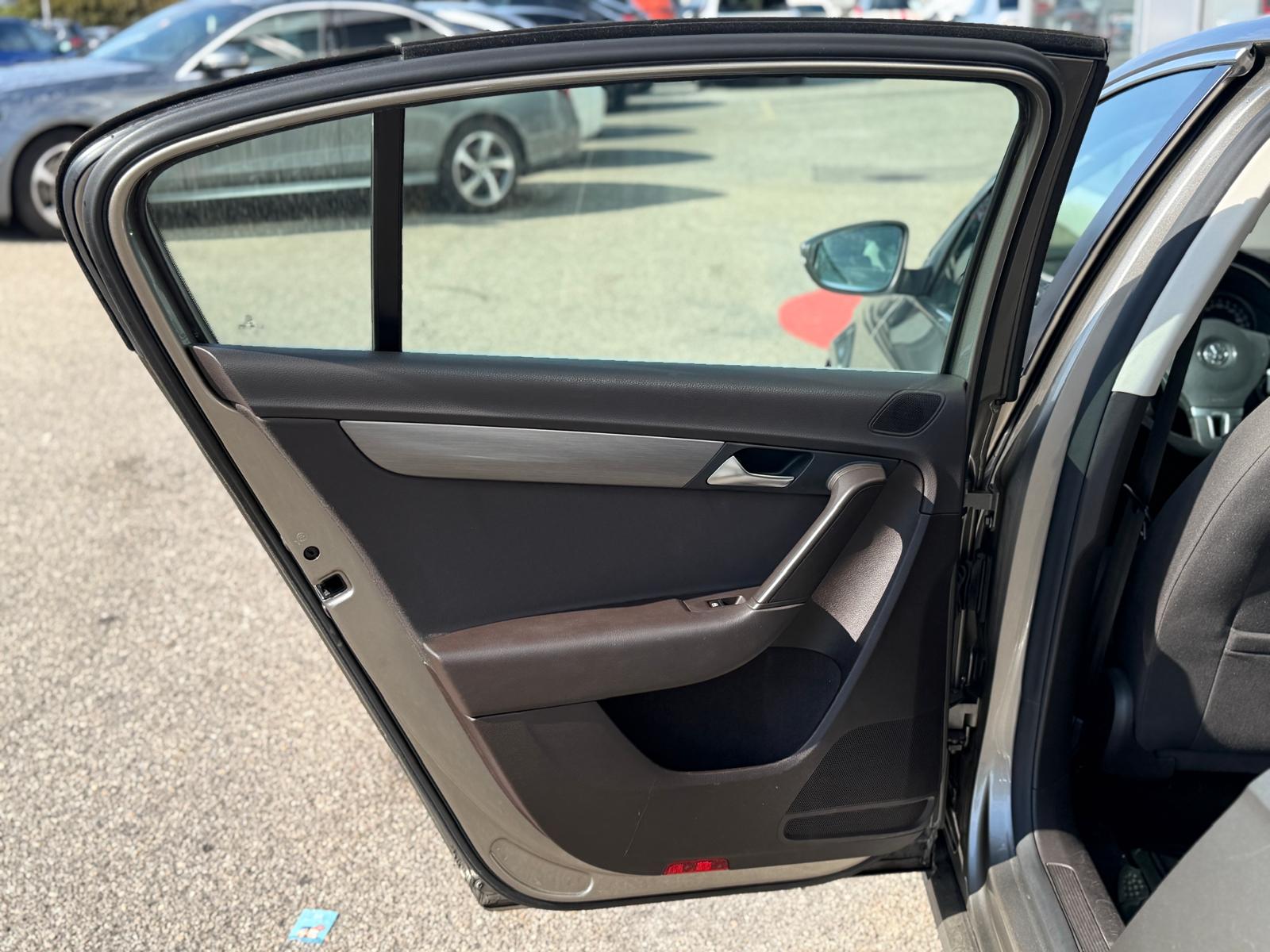 VW Passat 2.0 TDI BlueMotion Technology Comfortline-image-12