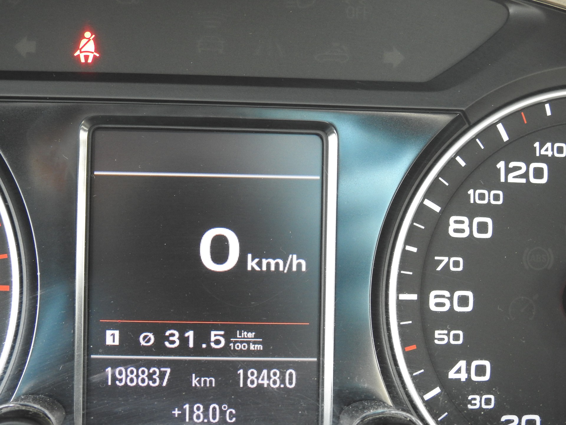 AUDI Q5 2.0 TDI quattro S-Line-image-22