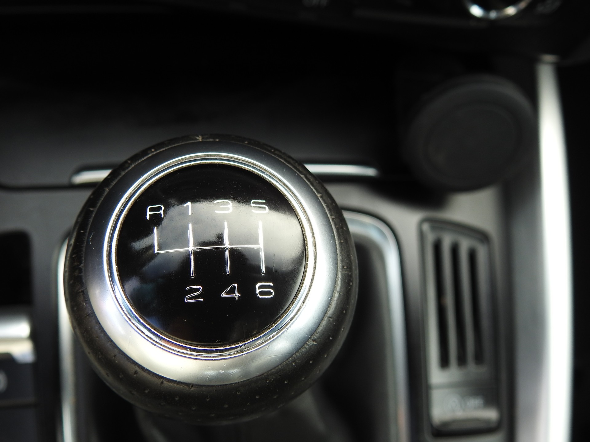 AUDI Q5 2.0 TDI quattro S-Line-image-19