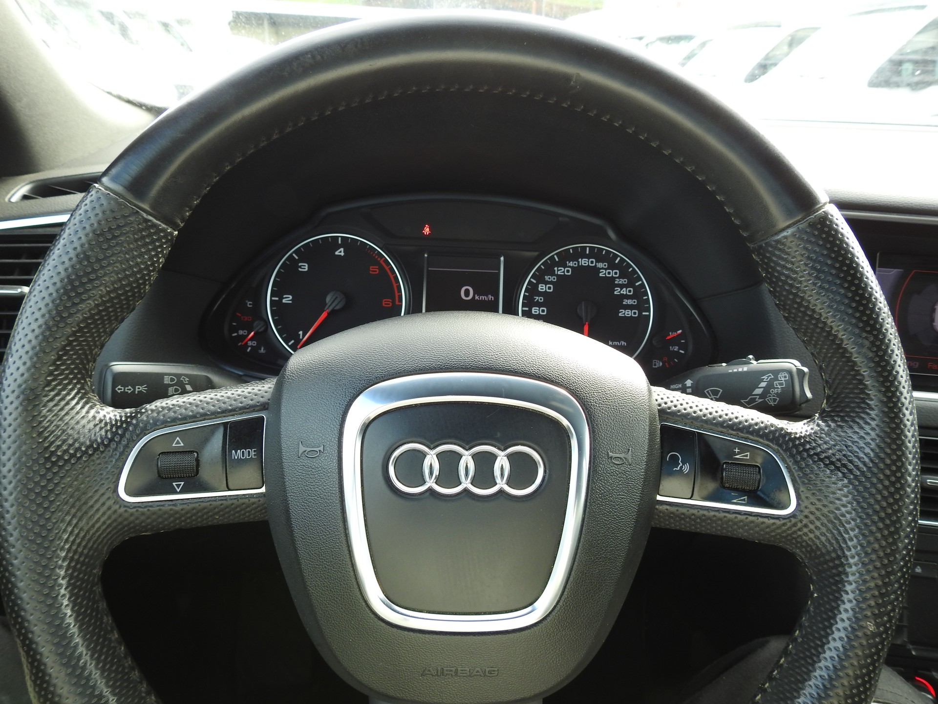 AUDI Q5 2.0 TDI quattro S-Line-image-26