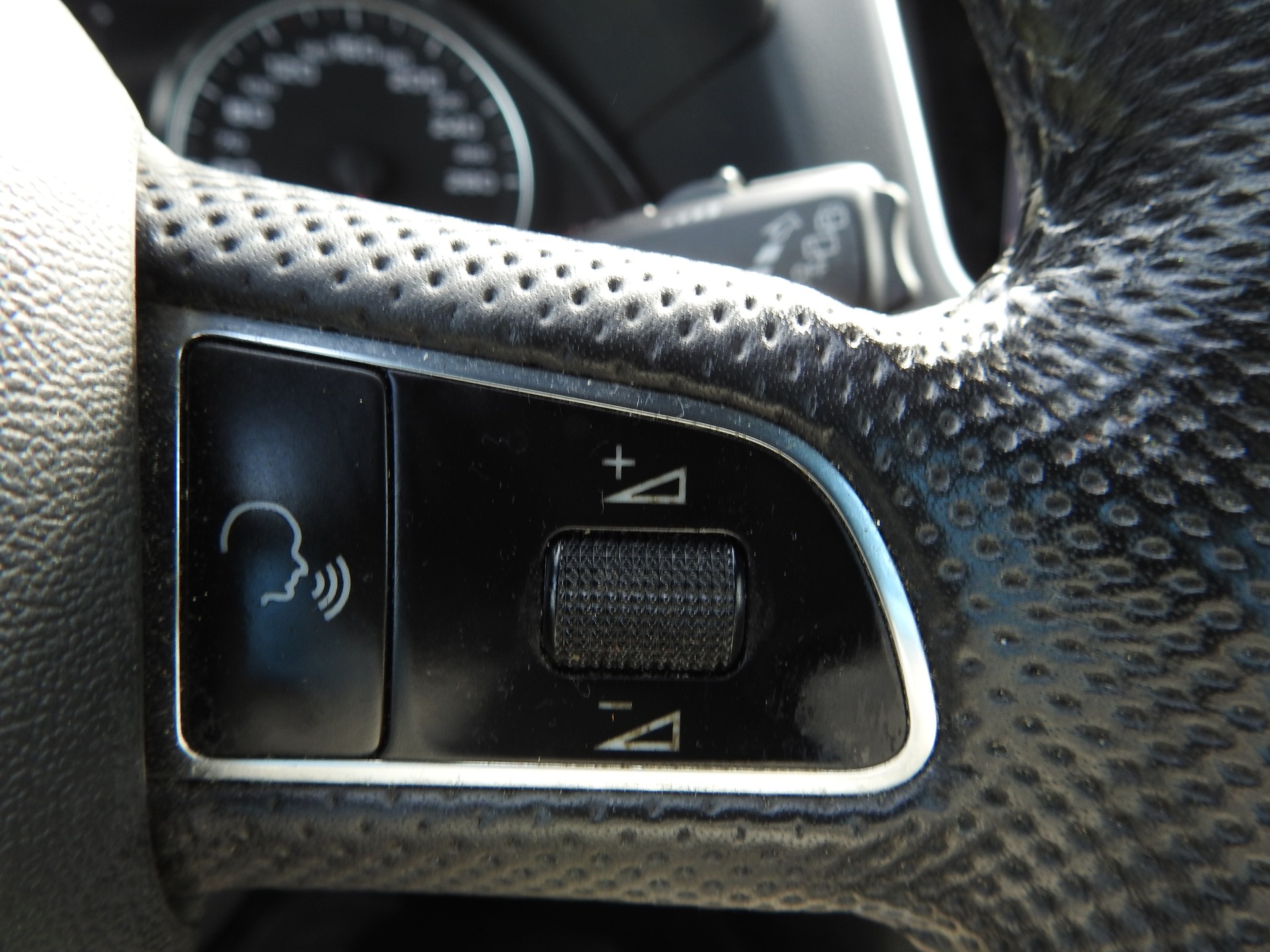AUDI Q5 2.0 TDI quattro S-Line-image-23