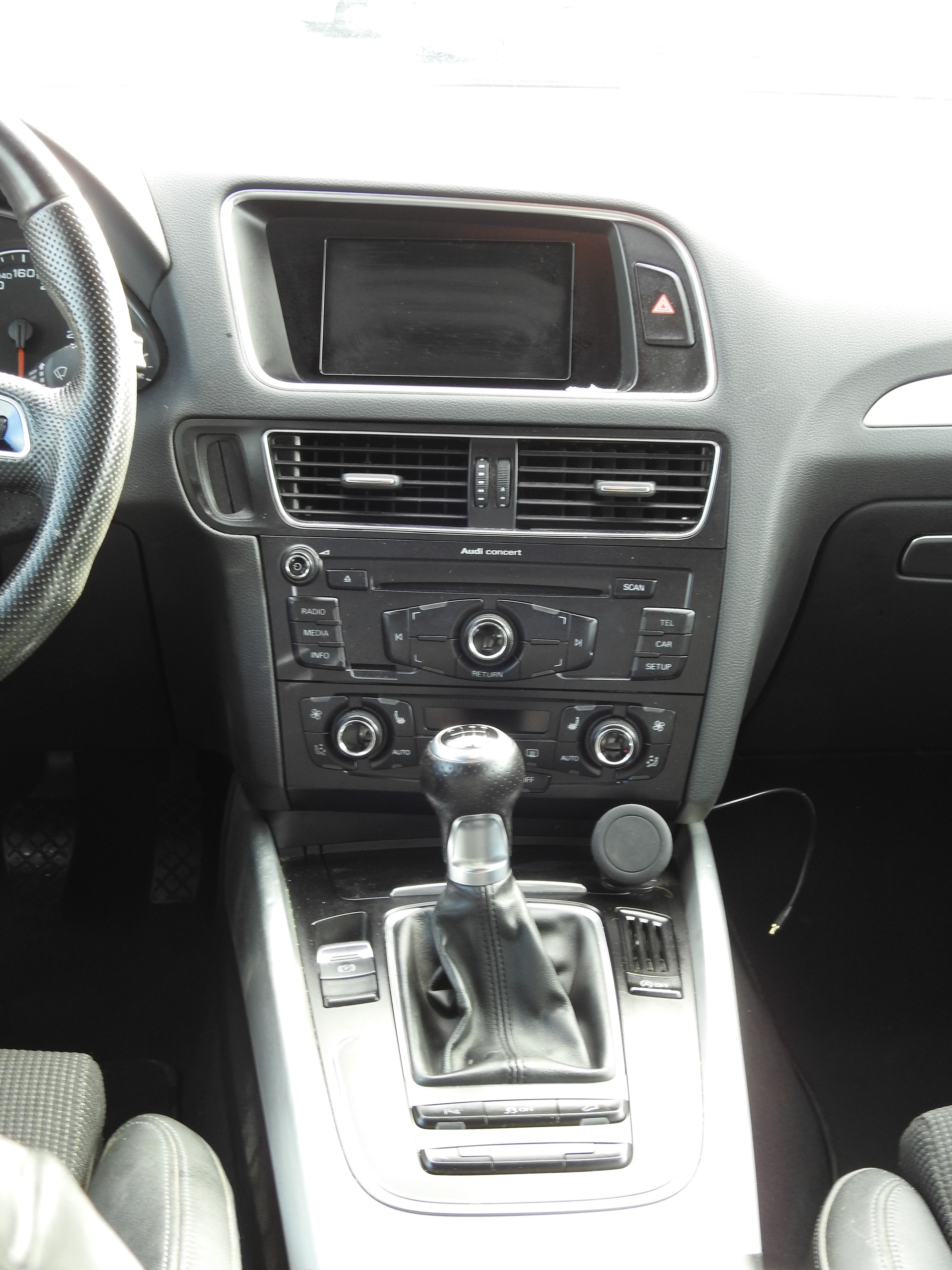 AUDI Q5 2.0 TDI quattro S-Line-image-17
