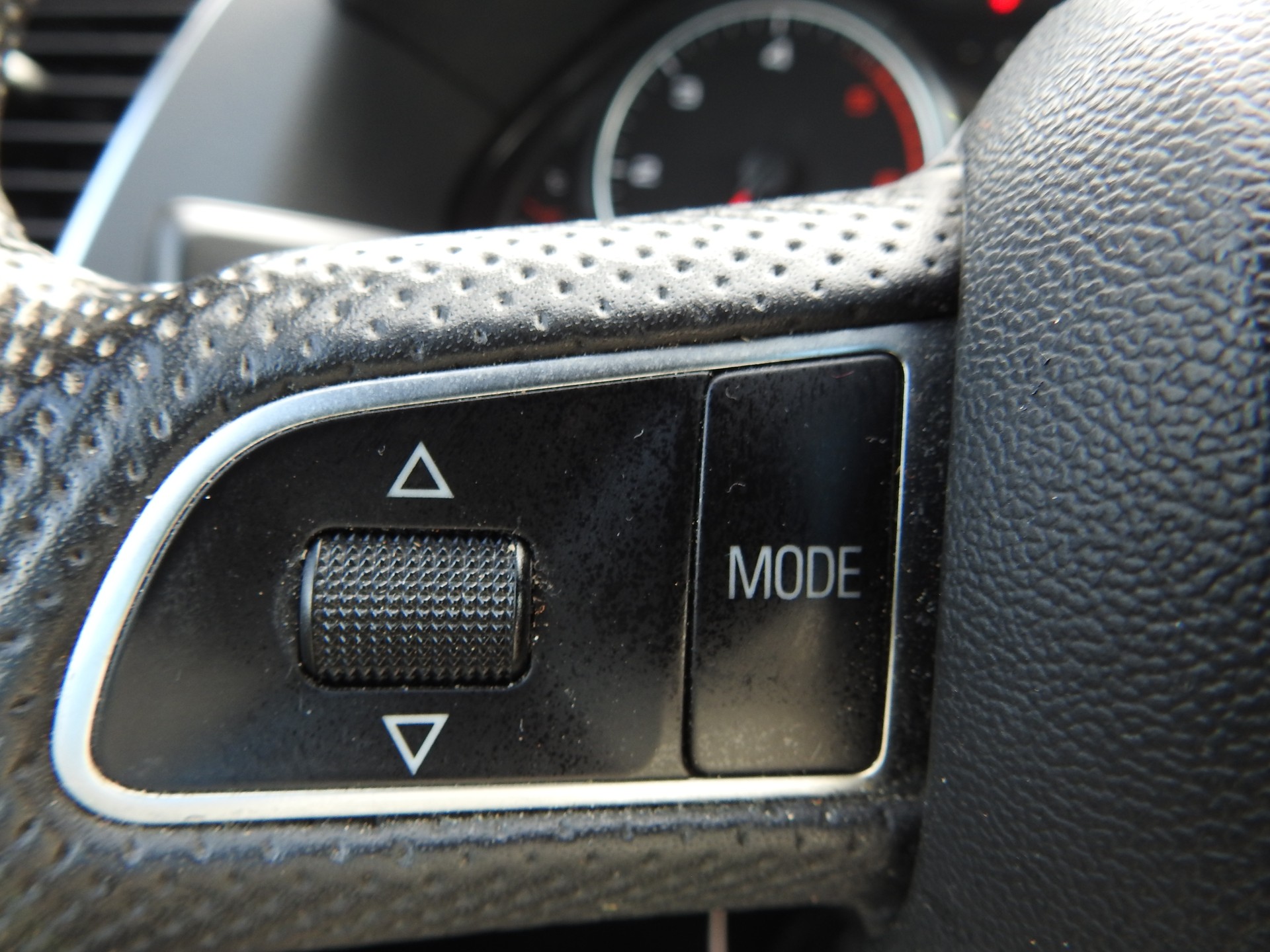 AUDI Q5 2.0 TDI quattro S-Line-image-24