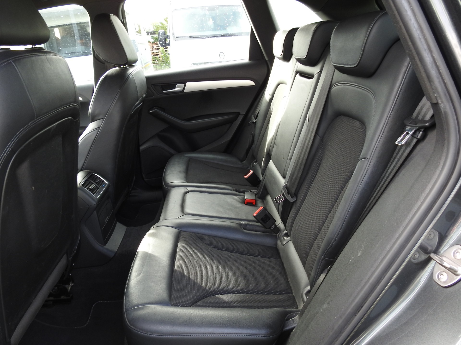 AUDI Q5 2.0 TDI quattro S-Line-image-13