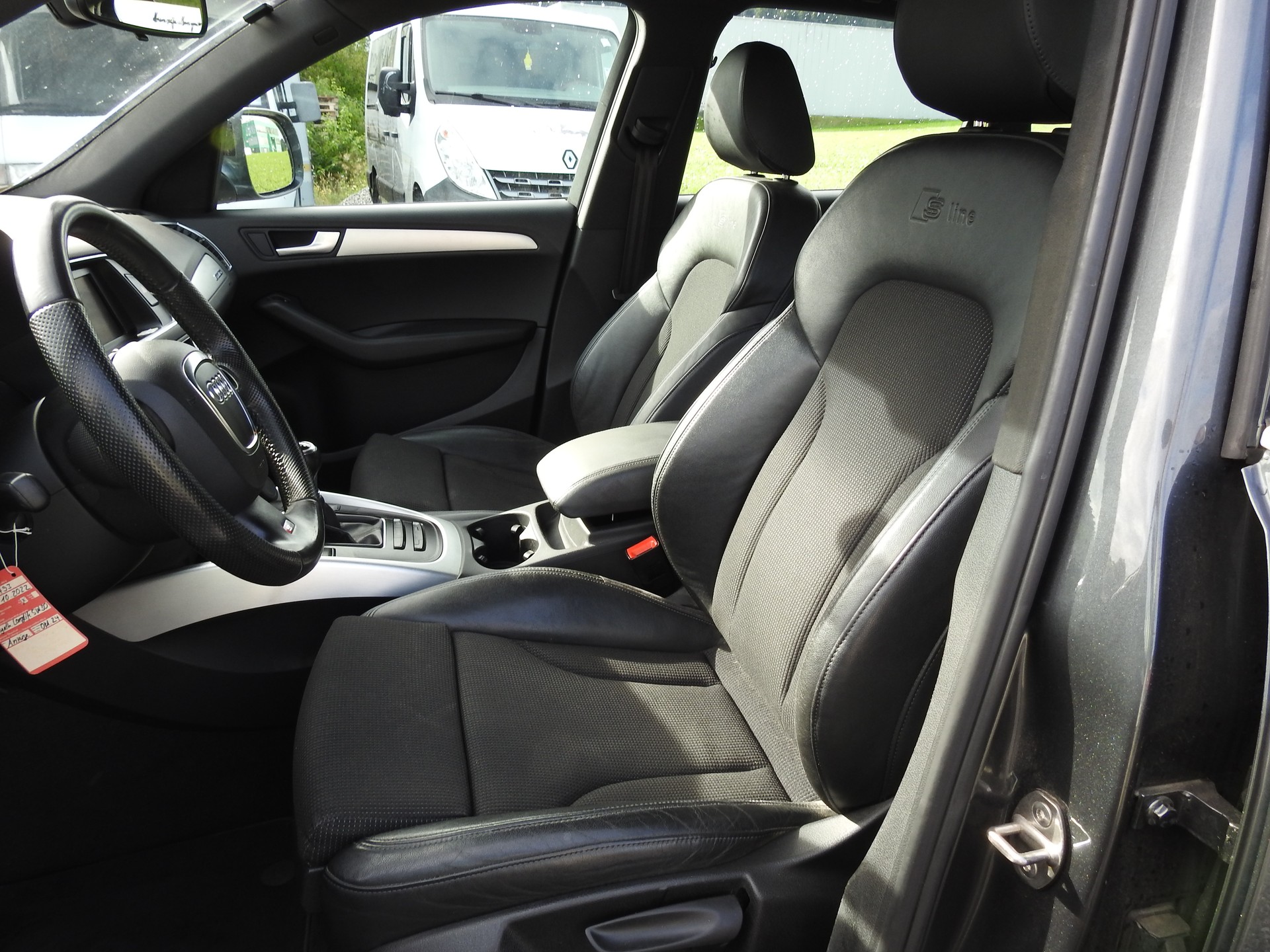 AUDI Q5 2.0 TDI quattro S-Line-image-12