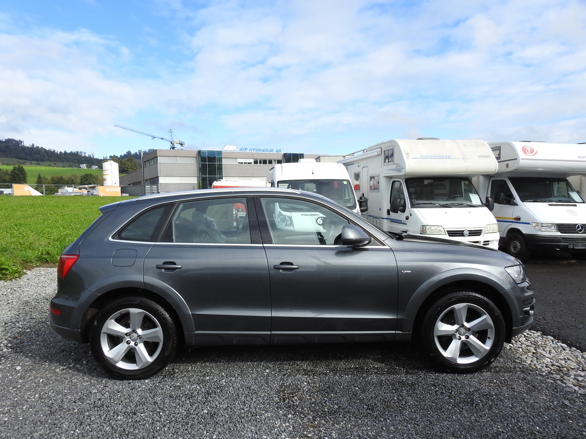 AUDI Q5 2.0 TDI quattro S-Line-image-6