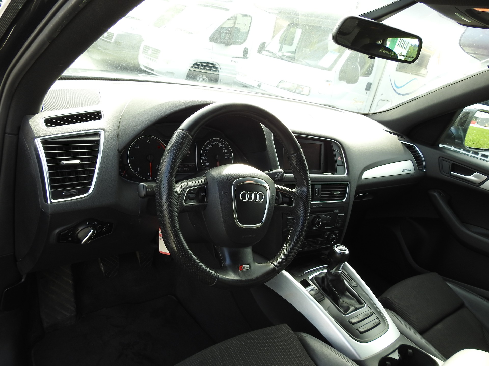 AUDI Q5 2.0 TDI quattro S-Line-image-11
