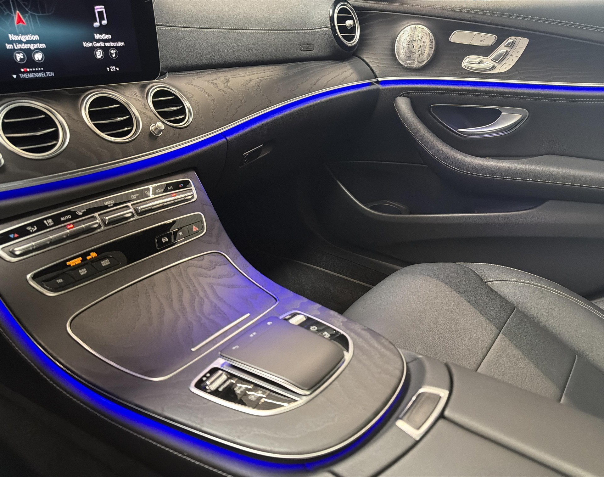 MERCEDES-BENZ E 300 de T 4Matic AMG Line 9G-Tronic-image-14